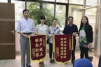 這兩面錦旗的背后，是對(duì)“群眾利益無(wú)小事”的堅(jiān)守