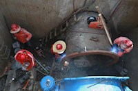 連夜搶修供水爆管！5輛送水車同時出動！